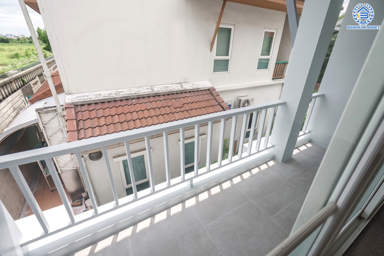 บ้านมือสองตกแต่งใหม่ ม.พิชชานันท์ สุคนธสวัสดิ์ หลังมุม เนื้อที่ 53.9 ตร.ว. ฟังก์ชัน 3 ห้องนอน 3 ห้องน้ำ 2 ที่จอดรถ พร้อม Living Area กว้างขวางชั้นสอง บนทำเลใจกลางเมือง! เชื่อมต่อทั้งถนนประเสริฐมนูญกิจ ,เกษตร-นวมินทร์, ลาดพร้าว, รัชโยธินฯ ใกล้ทางด่วนรามอินทรา และรถไฟฟ้าสายสีน้ำตาล "สถานีโรงเรียนสตรีวิทยา2"